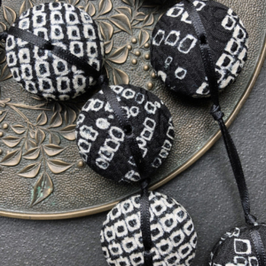 bijoux-textile-collier-hiroko-shibori-noir-fait-main-piece-unique-valerie-hangel-galerie-h-carouge-geneve