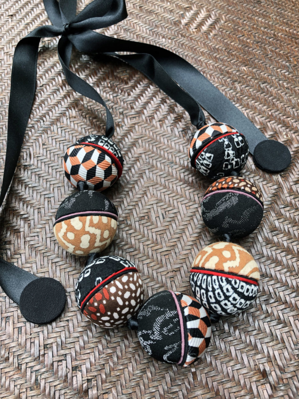 textile-jewellery-saturn-ines-necklace-silk-twill-tie-vintage-scarfs-fashion-galerie-h-valerie-hangel