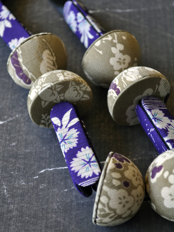 bijoux-collier-fleurs-cerisier-bijou-soie-kimono-createur-artisanat-valerie-hangel-carouge