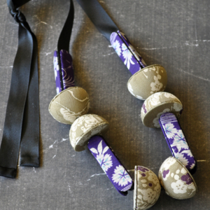 bijou-textile-collier-fleurs-de-cerisier-soie-kimono-fait-main-artisanat-local-atelier-galerie-h-carouge