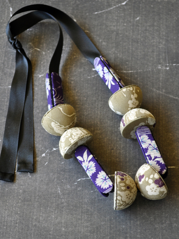 bijou-textile-collier-fleurs-de-cerisier-soie-kimono-fait-main-artisanat-local-atelier-galerie-h-carouge