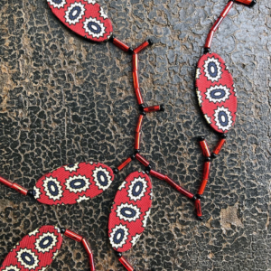 bijoux-textile-collier-cactus-rouge-perles-de-rocailles-soie-cravate-fait-main-valerie-hangel-carouge-geneve