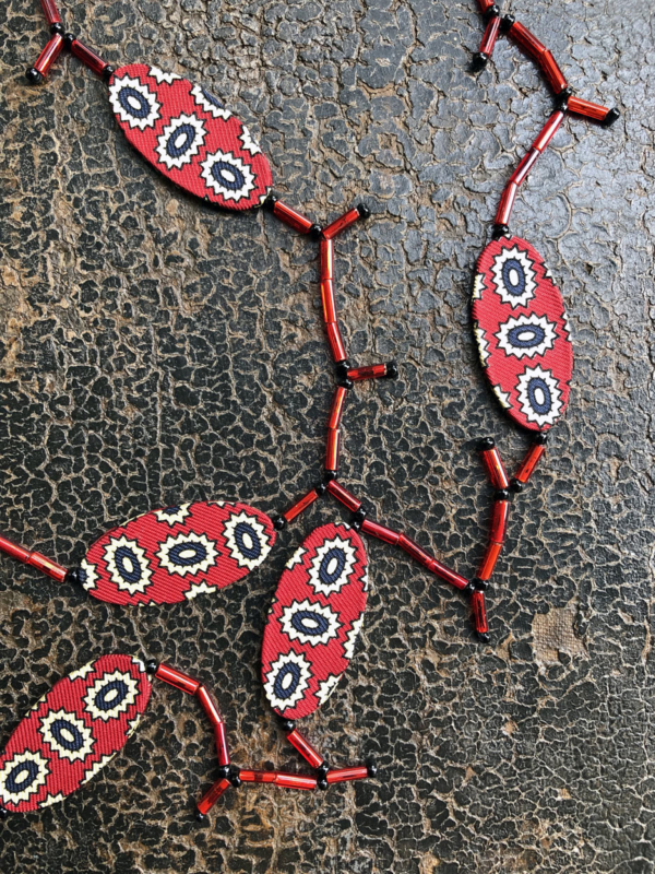 bijoux-textile-collier-cactus-rouge-perles-de-rocailles-soie-cravate-fait-main-valerie-hangel-carouge-geneve