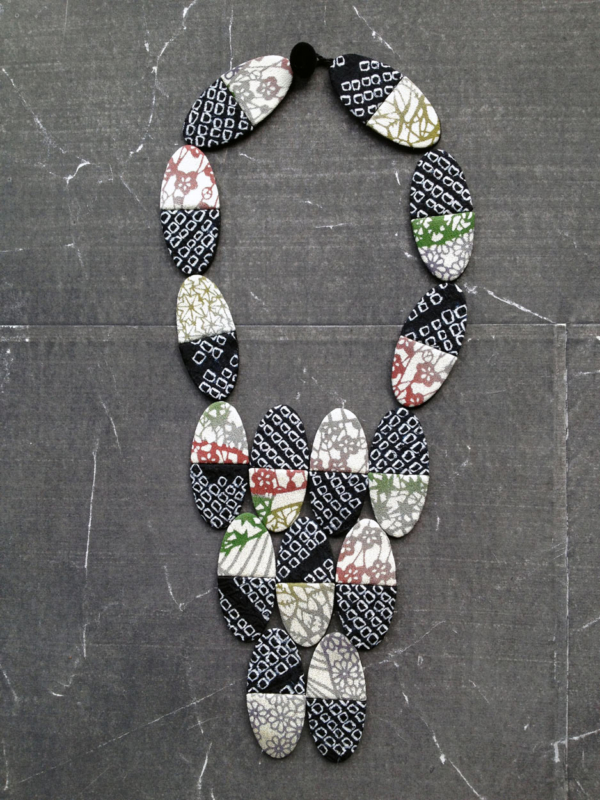 collier-domino-soie-kimono-artisanat-local-fait-main-bijoux-textile-valerie-hangel-carouge-geneve