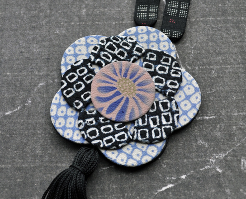 collier-fleur-pompon-carouge-geneve-Hangel-Valerie-kimono-soie-atelier-bijouterie