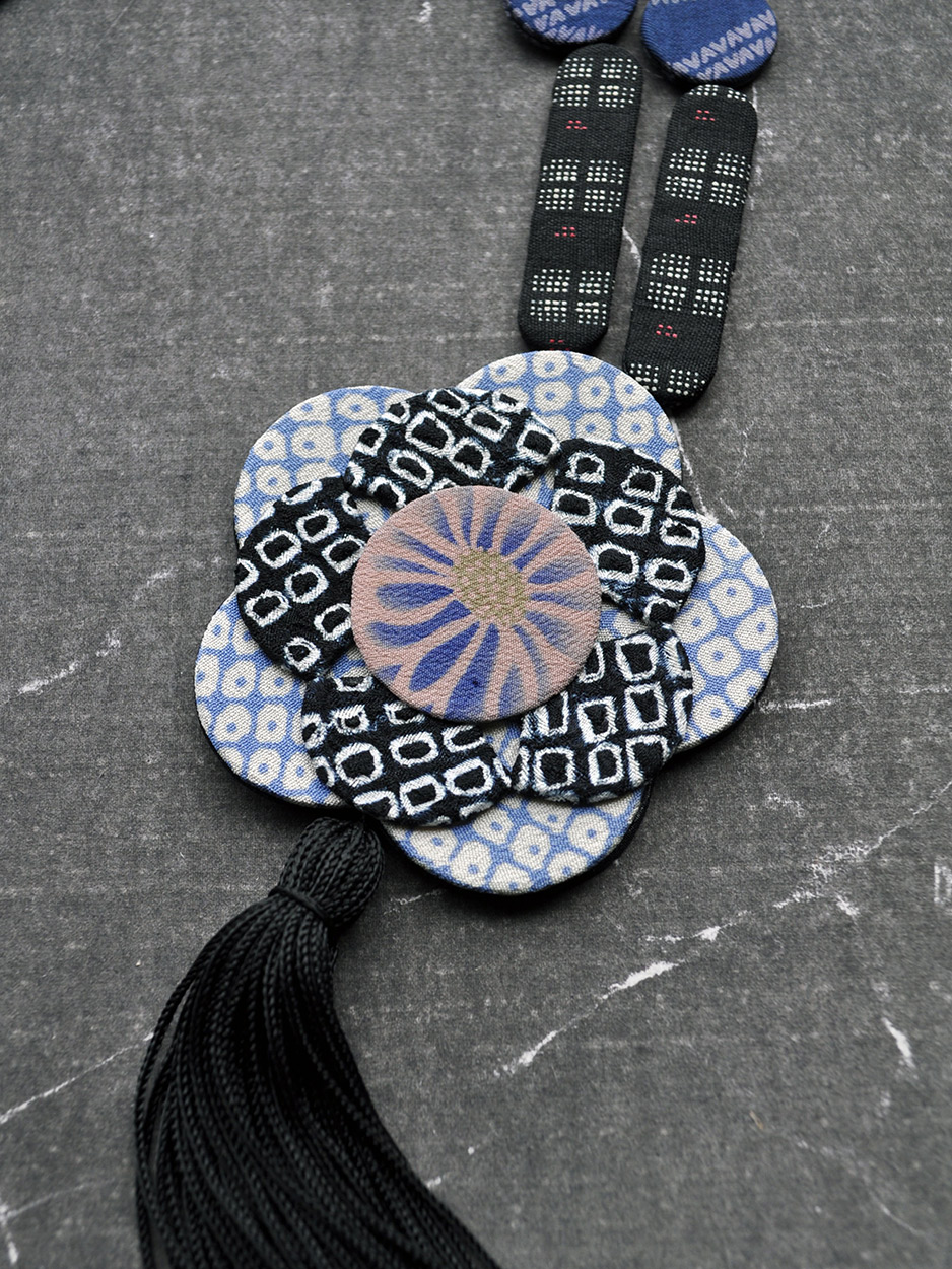 collier-fleur-pompon-carouge-geneve-Hangel-Valerie-kimono-soie-atelier-bijouterie
