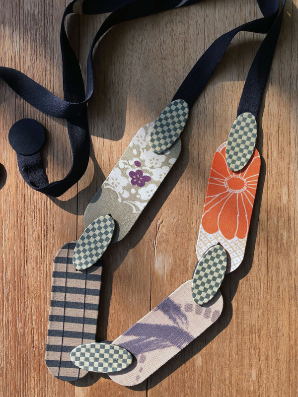 bijoux-textile-collier-grande-perle-fait-main-artisanat-bijoux-en-soie-valerie-hangel-carouge