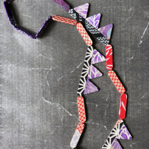 bijou-textile-collier-montagnes-fait-mains-artisanat-valerie-hangel-galerie-h-carouge