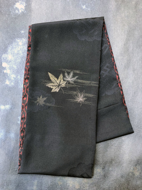 echarpe-soie-kimono-feuille-erable-cadeaux-luxe-accessoires-boutique-fait-main-artisan-createur-valerie-hangel-geneve