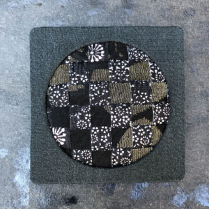 bijoux-textiles-broche-soie-tissee-creation-unique-artisale-accessoire-luxe-valerie-hangel-carouge