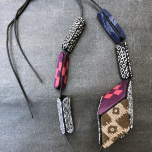 collier-textile-cube-soie-kimono-valerie-hangel-contemporain-bijoux-geneve