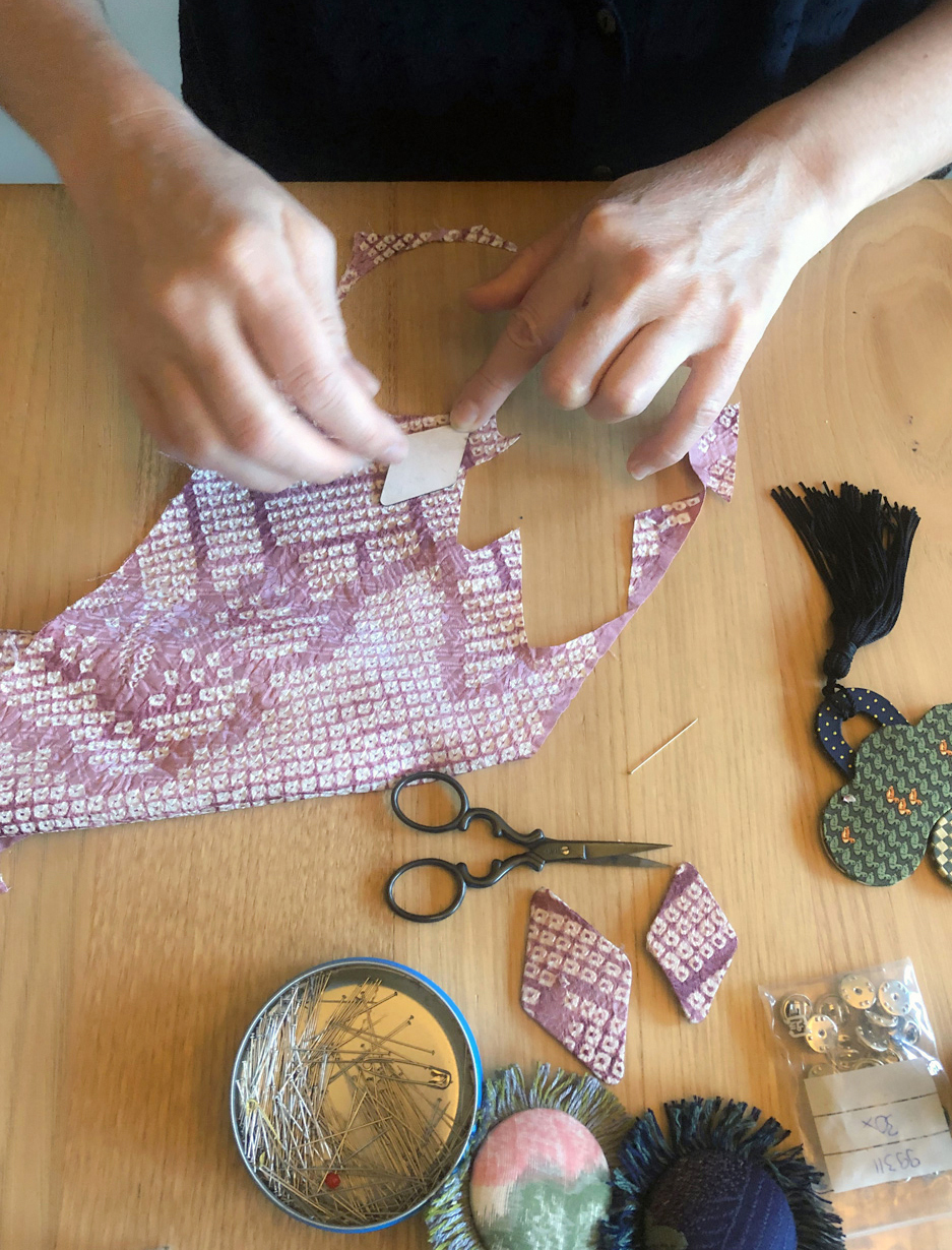 positionner-les-perles-predecoupees-au-laser-sur-la-soie-fait-mains-valerie-hangel-atelier-carouge