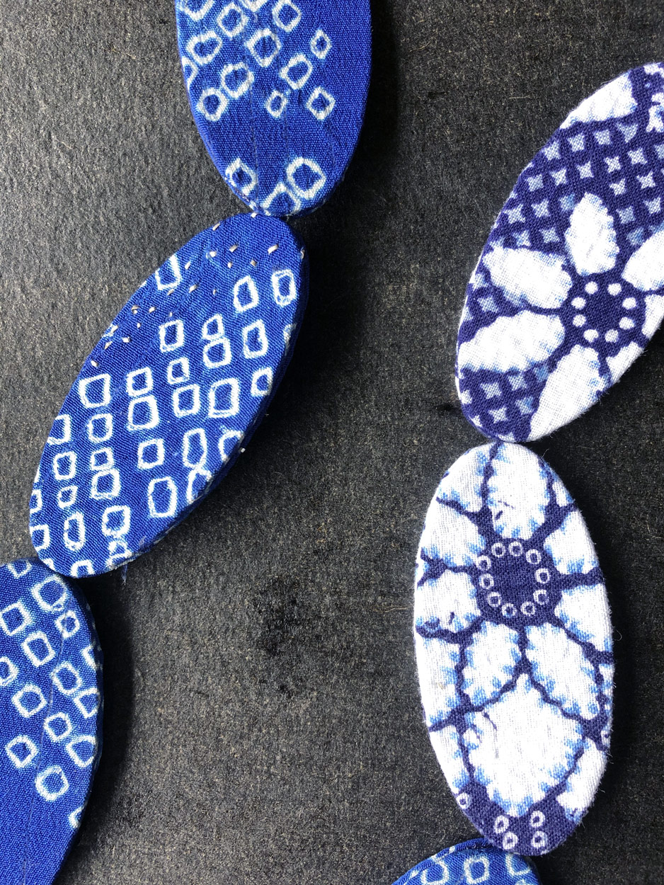 textile-necklace-edelweiss-blue-white-thread-silver-custom-made-jewellery-unique-piece-handmade-craftsman-fashion-hangel-geneva