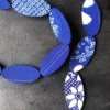 collier-edelweiss-soie-coton-indigo-bijou-fait-main-collection-papillon-createur-valerie-hangel-galerie-h-carouge