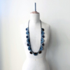 collier-pétales-soie-bleue-kimono-accessoire-mode-fait-main-artisan-valerie-hangel-galerie-h-carouge
