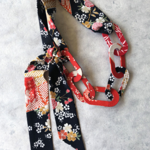 collier-sautoir-grue-rouge-soie-kimono-luxe-tissus-bijoux-fantaisie-contemporain-valerie-hangel-galerie-h-carouge-geneve