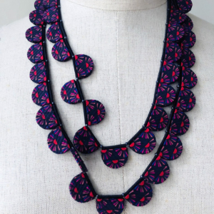 collier-pétales-twill-cravate-accessoire-soie-bijoux-contemporains-piece-unique-artiste-valerie-hangel-carouge-geneve