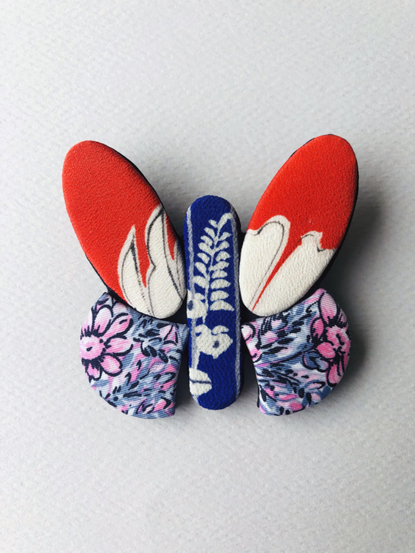 broche-papillon-soie-kimono-foulard-ancien-tissu-fleuri-bijoux-textiles-fait-main-hangel-carouge