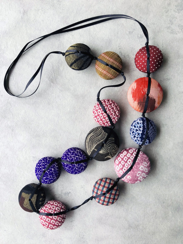 necklace-hiroko-silk-kimono-shibori-contemporary-jewellery-valerie-hangel-carouge