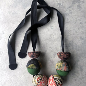necklace-saturn-handmade-jewel-beads-wood-silk-kimono-contemporary-jewel-galerie-h-valerie-hangel-geneva