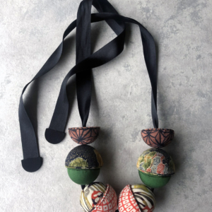 collier-saturne-bijou-fait-main-perle-bois-soie-kimono-bijou-cotemporain-galerie-h-valerie-hangel-geneve