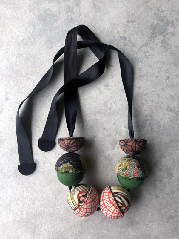 collier-saturne-bijou-fait-main-perle-bois-soie-kimono-bijou-cotemporain-galerie-h-valerie-hangel-geneve