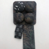 broche-cocarde-kimono-creation-unique-fait-main-bijou-contemporain-valerie-hangel-galerie-h-carouge