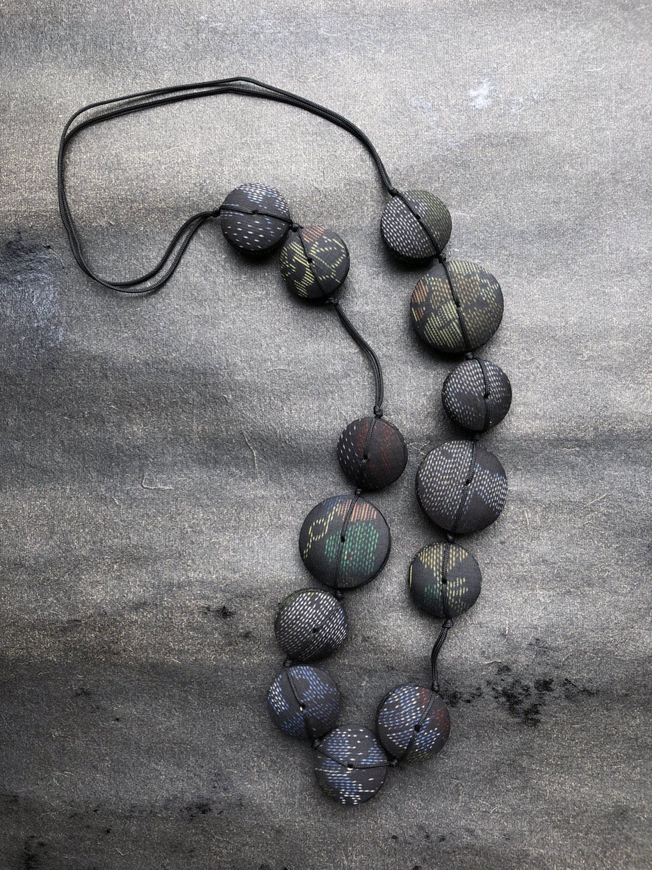 collier-collection-hiroko-claire-de-lune-soie-kimono-sautoir-bijou-accessoire-galerie-h-contemporain-hangel-carouge-geneve