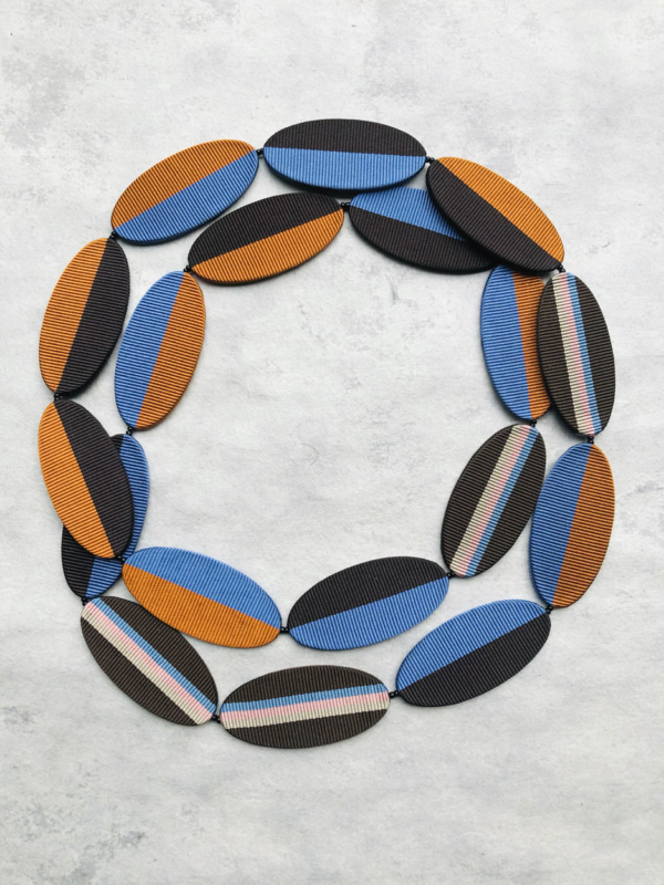 collier-paul-soie-cravate-rayures-bijoux-contemporains-artiste-creation-textile-fait-main-accessoire-luxe-valerie-hangel-geneve