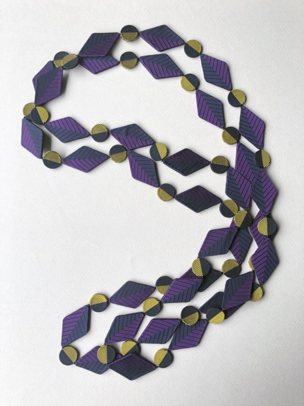 bijoux-contemporain-createur-textile-cravate-rayures-soie-valerie-hangel-galerie-h-carouge.jpg