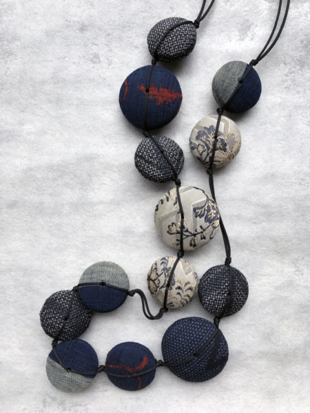 collier-hiroko-indigo-soie-kimono-bijou-contemporain-valerie-hangel-geneve