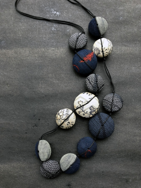 collier-hiroko-soie-japon-kimono-bijoux-contemporains-valerie-hangel-geneve